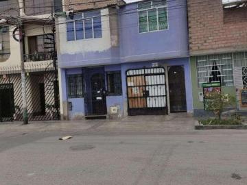 CASA FRENTE A PARQUE EN LOS OLIVOS