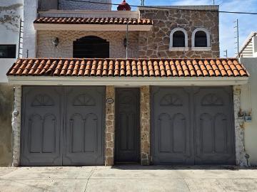 CASA FRENTE AL PARQUE
