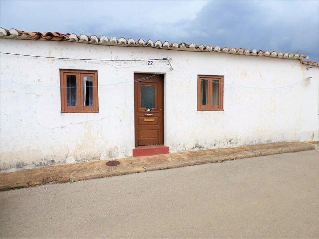 Casa geminada com 100m², inserida em lote 160m², localizada. 100m² São Marcos Da Serra