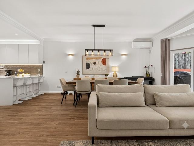 Casa geminada de 3+1 quartos a 500 metros do mar | Bairro do Rosário | Moderna e Reformada, Espaçosa Garagem Interna, Jardim e Telhado com Escritório em Casa