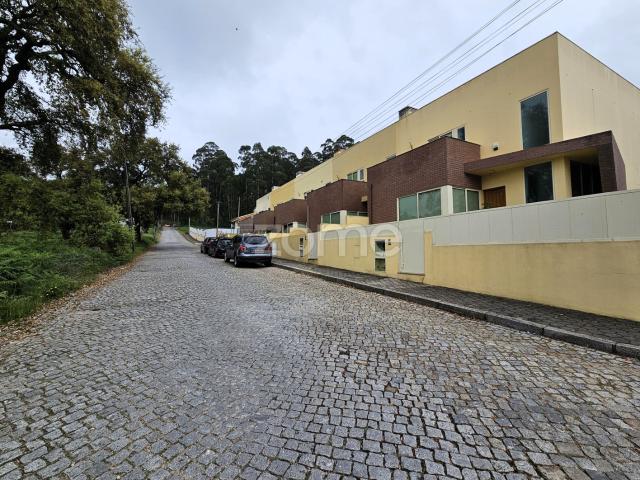 Casa geminada de 3 quartos com jardim voltado para o sul – Olival, Vila Nova