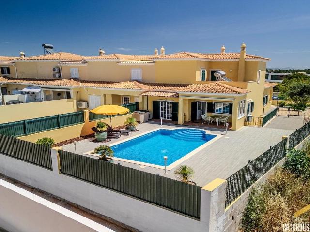 Casa geminada de 3 quartos com piscina em Almancil, Algarve. 206m² Almancil