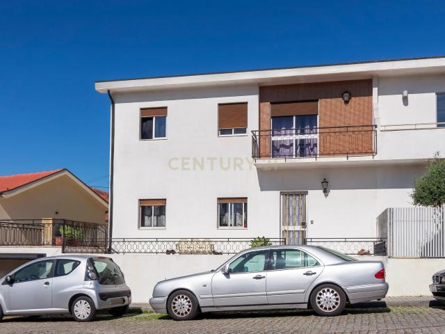 Casa geminada em Urgezes, Guimarães 4 Quartos