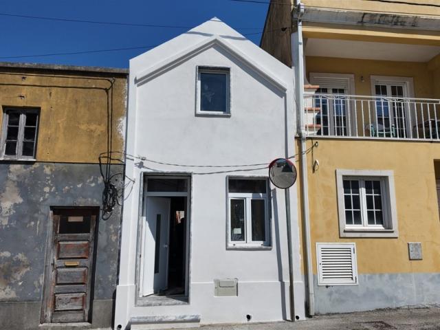 Casa geminada renovada com pátio e piscina tigela, a poucos. 46m² Quiaios