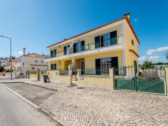 Casa geminada T4 em zona residencial