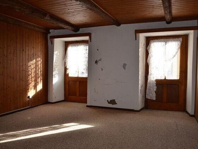 Casa grande con terrazza e annesso da ristrutturare in una posizione molto soleggiata e tranquilla con bella vista | dreamo. Ch