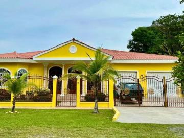 CASA GRANDE EN AREA DE PLAYA