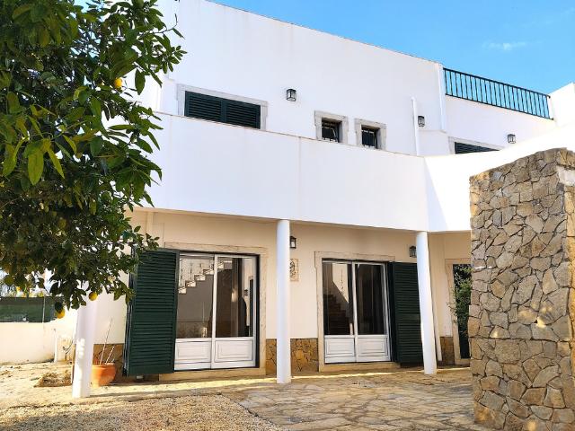 Casa Grilo, Moradia V4 com Jardim e Estacionamento
