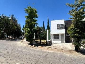 Casa habitación en venta, en esquina, en condominio con jardín privado