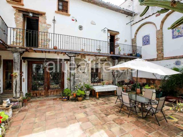 Casa Histórica en Venta en zona de Gandía con Gran Patio Interior y Jardín