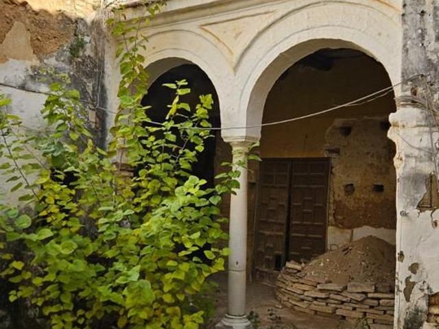 CASA HISTÓRICA EN EL CENTRO DE CARMONA PARA REFORMAR