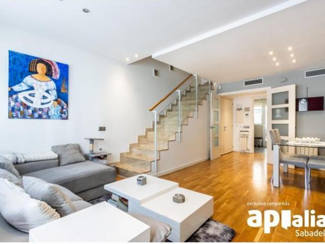 CASA IMPECABLE DEL AÑO 2006, CON GARAJE PARA DOS COCHES, GRAN SÓTANO Y SOLÁRIUM, EN LA CREU ALTA