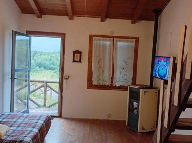 Casa in legno singola in montagna