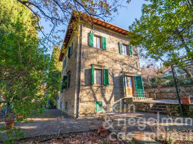 Casa in pietra con giardino e taverna ai margini di un villa. 269m² Chitignano