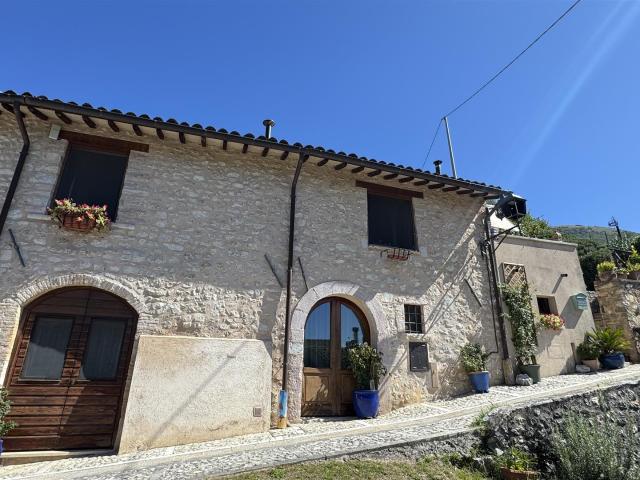 Casa in pietra restaurata in modo impeccabile e con tatto, c. 139m² Vallo di Nera