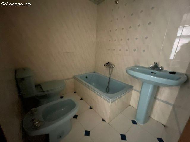 CASA INDEPENDIENTE CON AMPLIA COCHERA Y TERRAZA EN EL CENTRO DE ARROYO DE LA LUZ