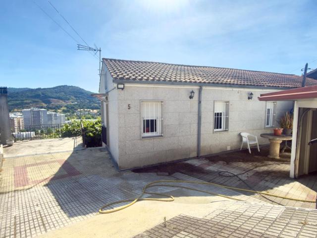 Casa Independiente con Encanto y Amplio Terreno en Zona Bien Comunicada