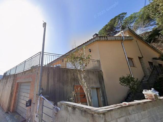 Casa independiente con garaje de gran capacidad y entorno natural en Vacarisses: espacio, luz y privacidad en una ubicación estratégica