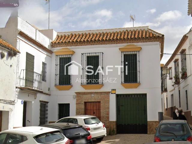 Casa independiente con garaje, patios y azotea