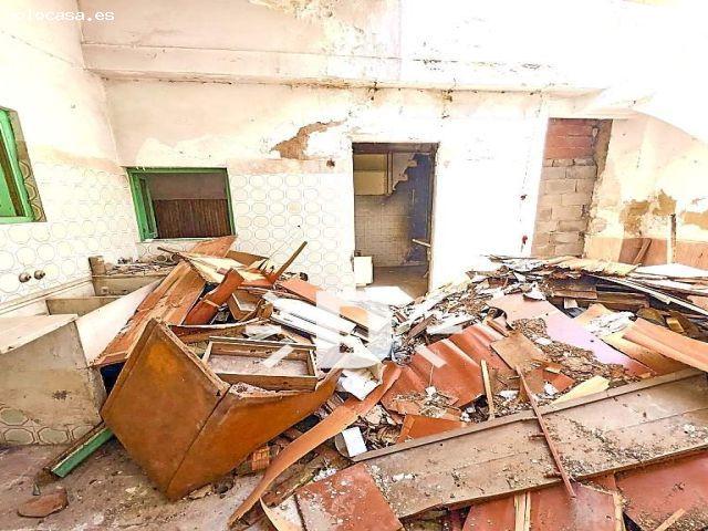 Casa independiente con inmenso potencial en Torrent: ¡Diseña tu hogar ideal!