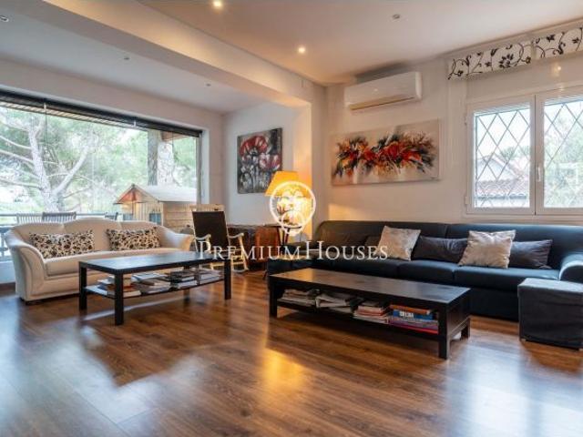 Casa independiente con jardín y piscina en Begues Park