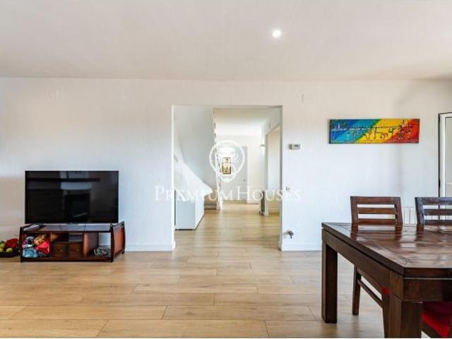 Casa independiente con jardín y piscina en Montmar