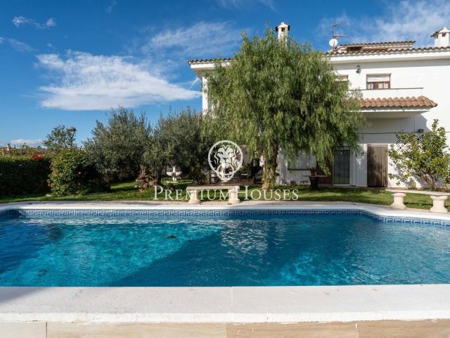 Casa independiente con jardín y piscina en Santa María