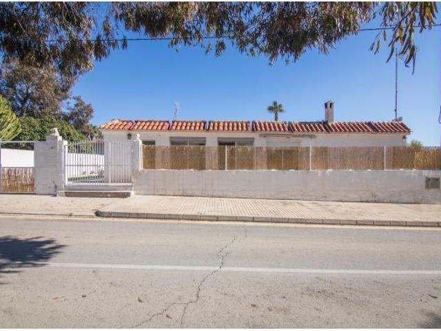 ¡CASA INDEPENDIENTE CON JARDÍN EN LA MARINA!