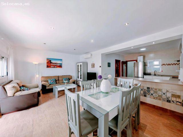 Casa independiente con LICENCIA TURÍSTICA ACTIVA en El Palmar Primera línea de playa. Rentabilidad r