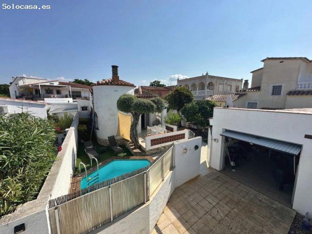 Casa independiente con piscina, 2 dormitorios, garaje y licencia turística en