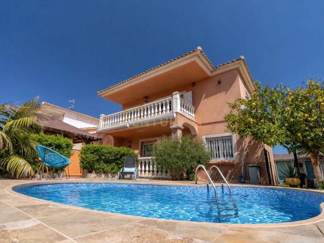 Casa independiente con piscina en la playa de Cubelles, Urbanización LA GAVIOTA