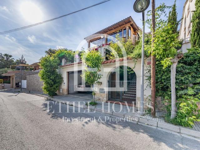 Casa independiente con piscina y vistas en Sant Fost – Lista para entrar a vivir