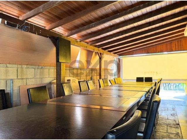 Casa independiente con piscina y acceso a club social en la Urbanización Reva Ribarroja del Turia