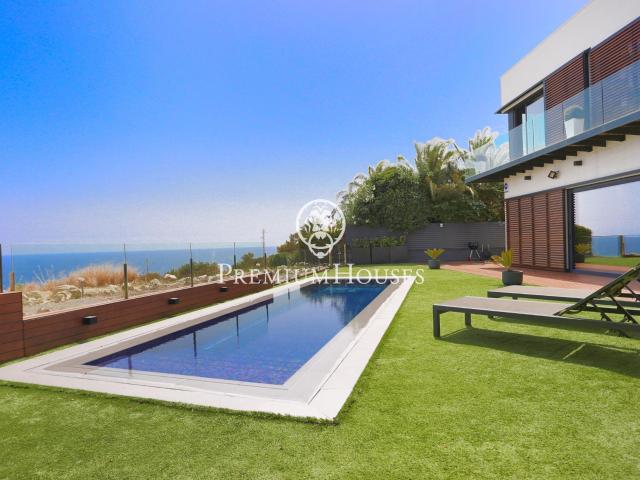Casa independiente a la venta con vistas al mar en Montgavina