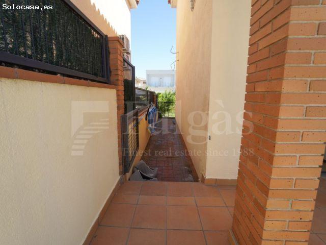 Casa independiente de 4 dormitorios con garaje y piscina