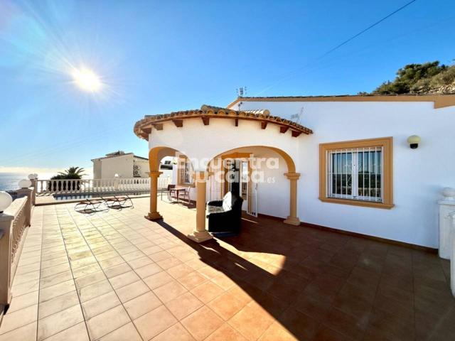 Casa independiente de 4 dormitorios con vistas al mar, placas solares y gran parcela en Calpe Zona Cucarres