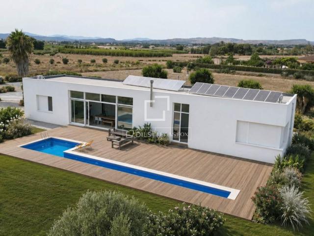 Casa independiente de diseño minimalista con dos residencias. 557m² Elche