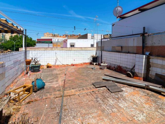 CASA INDEPENDIENTE DE TRES PLANTAS EN ANTONIO DOMÍNGUEZ AMPLITUD, TERRAZA Y UN SINFÍN DE POSIBILIDADES