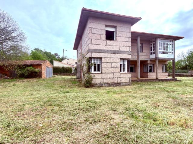 SE VENDE CASA DE PIEDRA CON FINCA EN A BARRELA CON 5 HABITACIONES Y FANTASTICO TERRENO