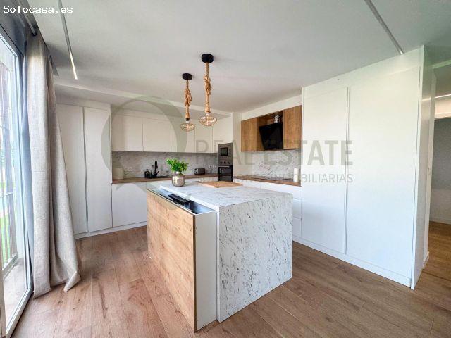 Casa independiente en San Juan de Alicante con parcela privada y amplios espacios exteriores