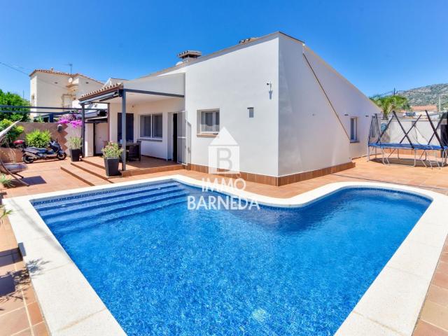 Casa independiente reformada con piscina privada en Mas Bosc. 174m² Roses