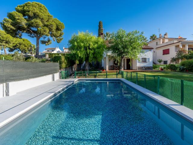 CASA INDIVIDUAL CON PISCINA, EXCELENTE UBICACIÓN