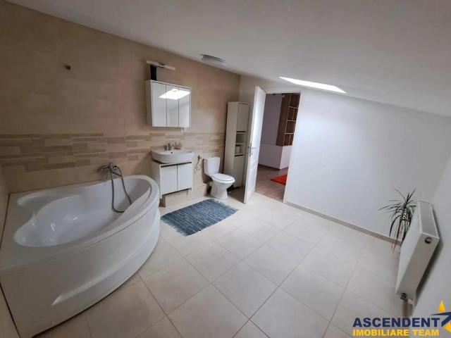 Casa individuala cu vegetatie matura, Izvor, Valea cu flori