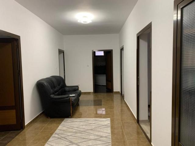 Casa individuala cu 16 camere de inchiriat, zona Sag