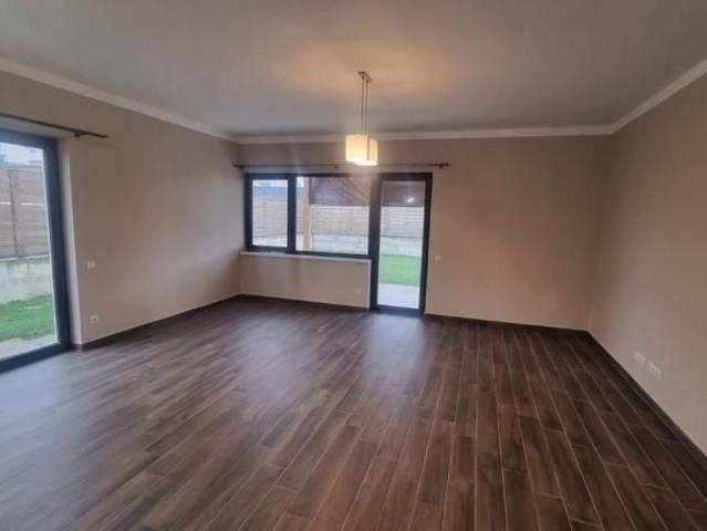 Casa individuala de inchiriat in Dezmir, strada privata