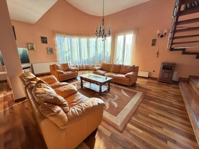 Casa individuala eleganta cu gradina superba perfecta pentru relaxare