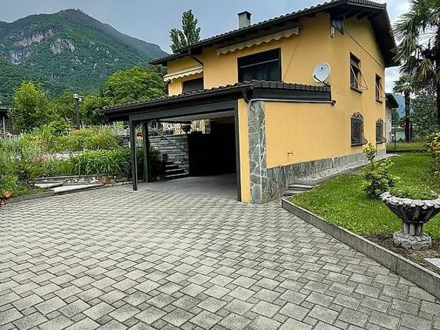 Casa indipendente bifamiliare immersa nel verde con ampio terreno a Cresciano