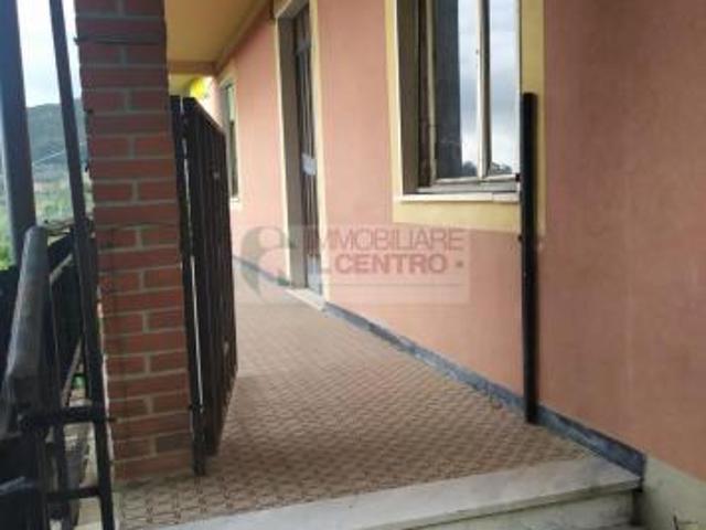 Casa indipendente composta da 2 appartamento con giardino e posti auto