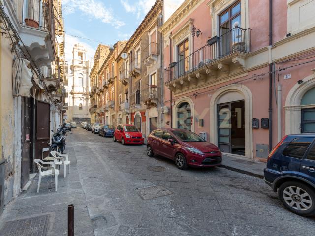 Casa indipendente con box doppio in via santissima trinità 25, Catania