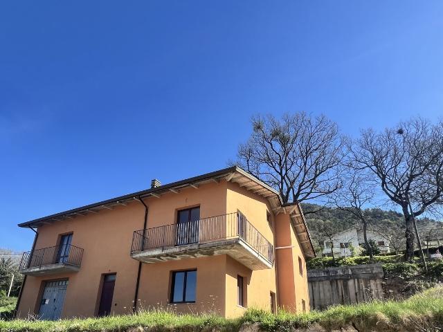 Casa indipendente con giardino a Costacciaro